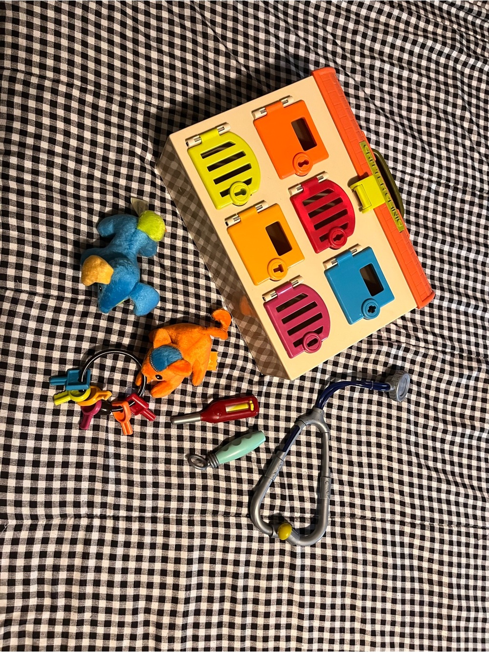 Critter Clinic Toy  Hospital with animals and doctor kit and keys